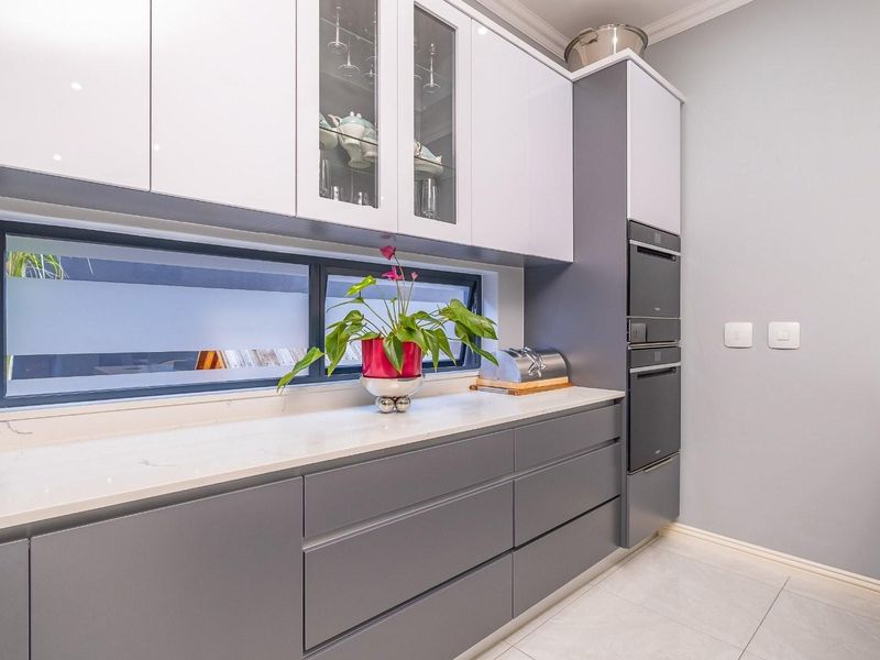 Elegant, immaculate 4- bedrooms and 2 receptions family home on tranquil setting! - Photo 10