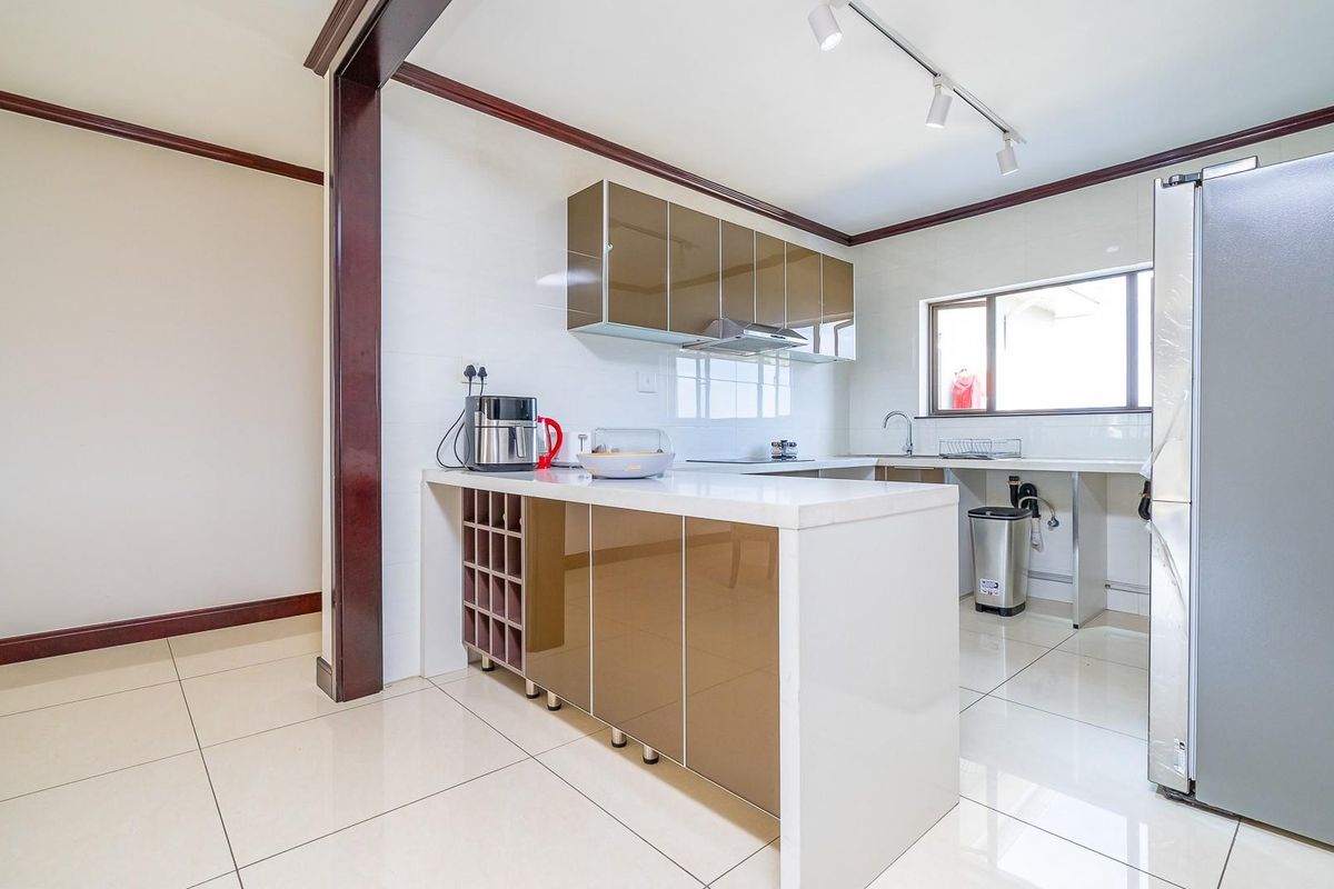 Immaculate 3 Bed Apartment - Photo 3