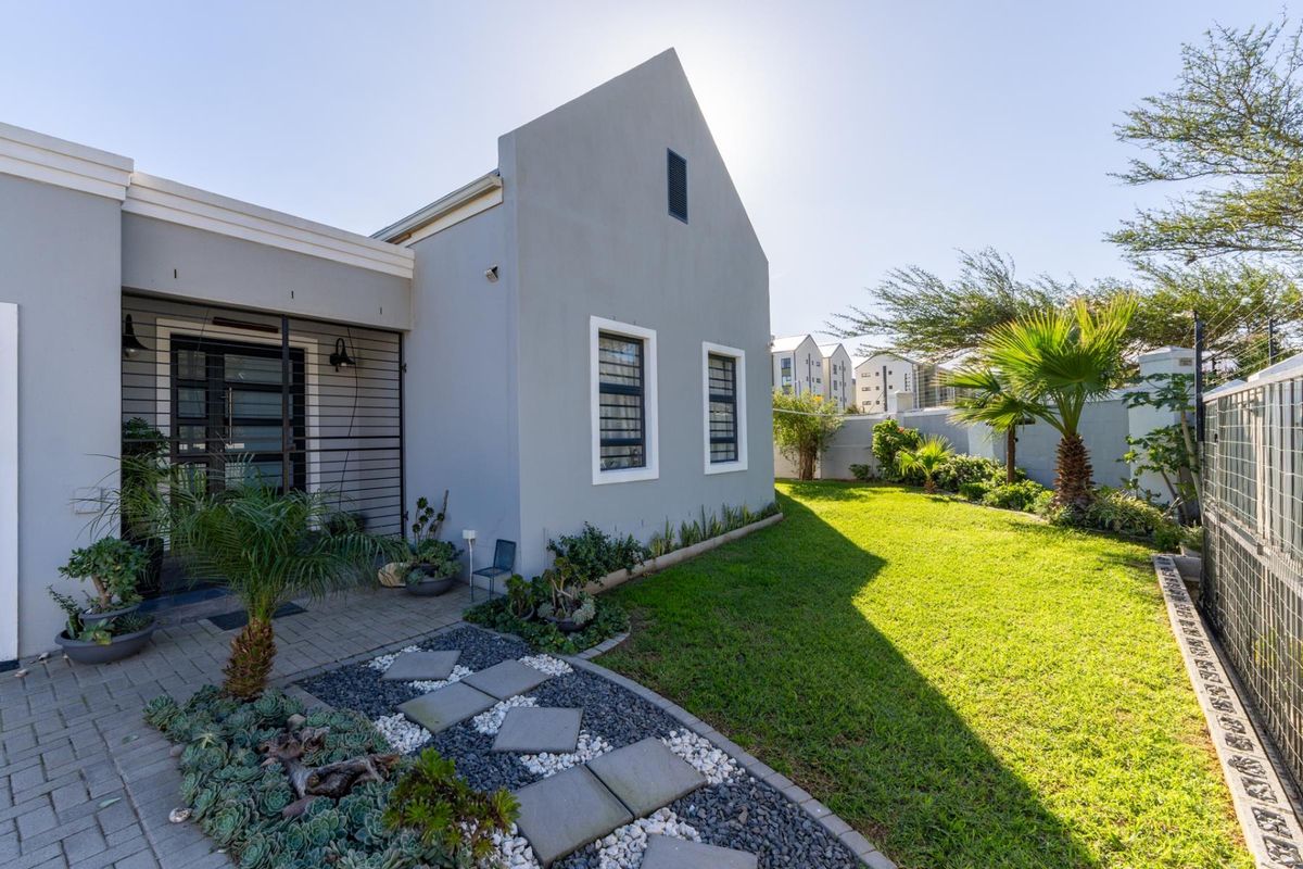 Well-designed Single-Storey Home with Mountain and Sea Views - Photo 3