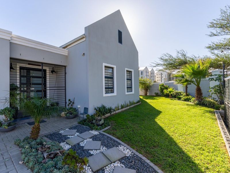 Well-designed Single-Storey Home with Mountain and Sea Views - Photo 3