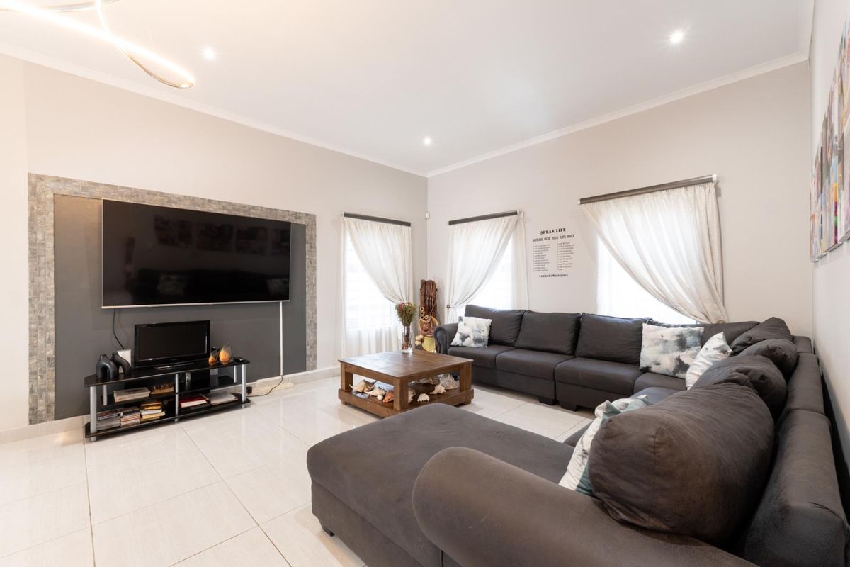 Well-designed Single-Storey Home with Mountain and Sea Views - Photo 4