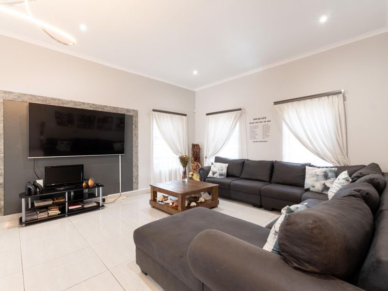 Well-designed Single-Storey Home with Mountain and Sea Views - Photo 4