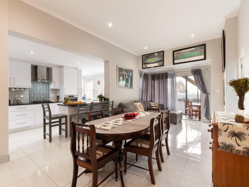 Well-designed Single-Storey Home with Mountain and Sea Views - Photo 10