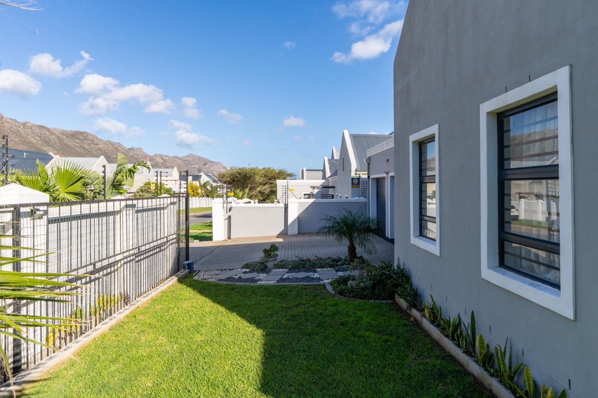 Well-designed Single-Storey Home with Mountain and Sea Views - Photo 2
