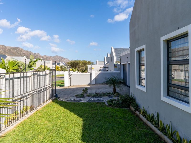 Well-designed Single-Storey Home with Mountain and Sea Views - Photo 2