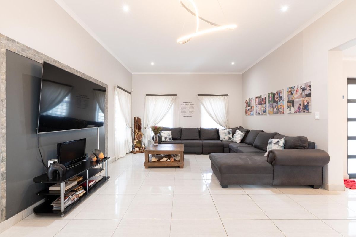 Well-designed Single-Storey Home with Mountain and Sea Views - Photo 5