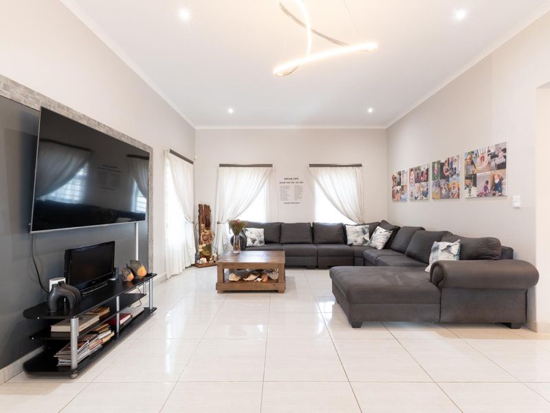Well-designed Single-Storey Home with Mountain and Sea Views - Photo 5