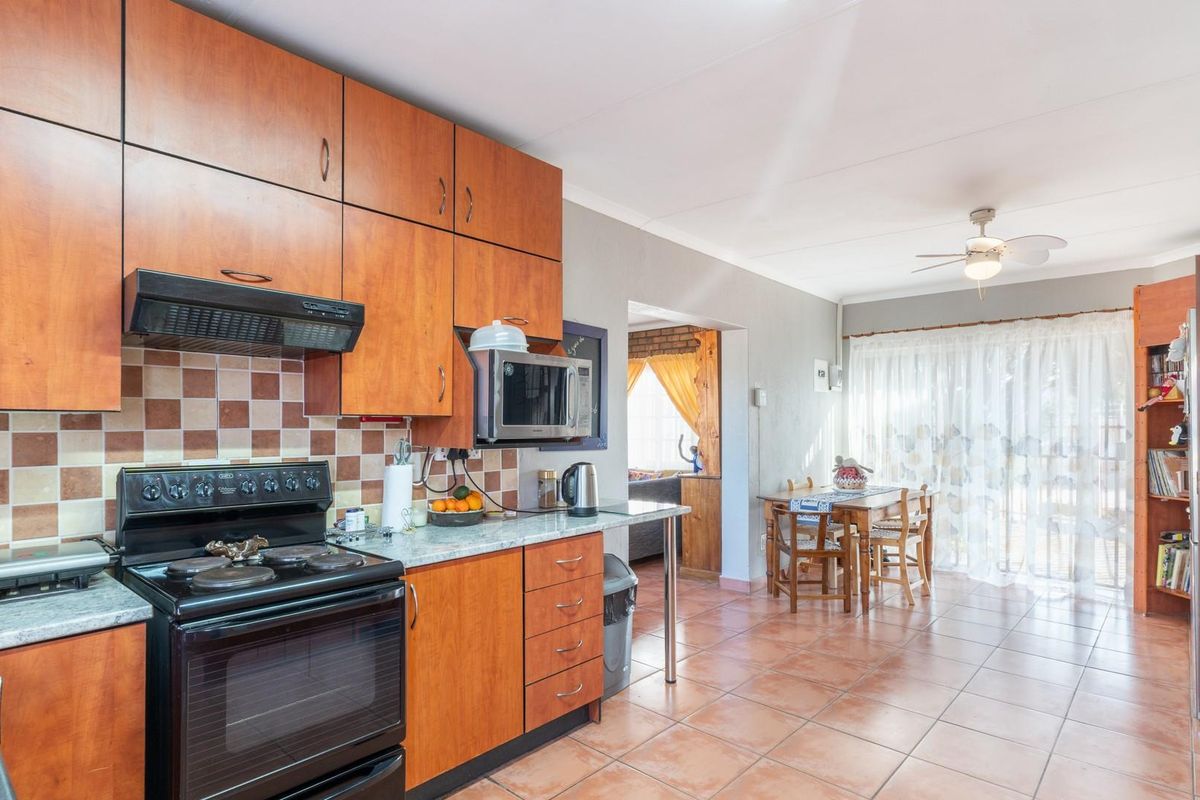 Entertainer’s Delight in Sought-After Welgelegen - Photo 3