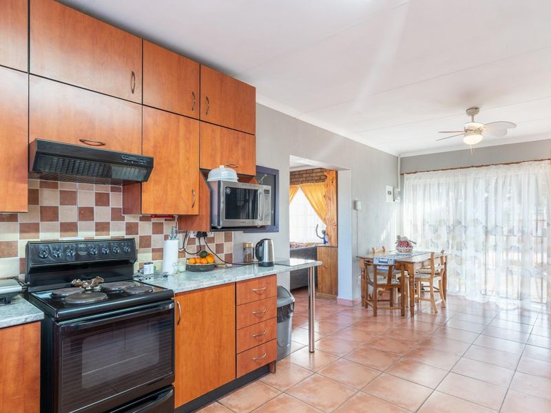Entertainer’s Delight in Sought-After Welgelegen - Photo 3