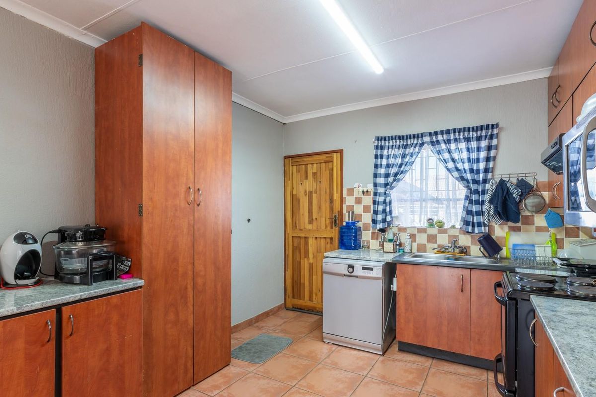 Entertainer’s Delight in Sought-After Welgelegen - Photo 5