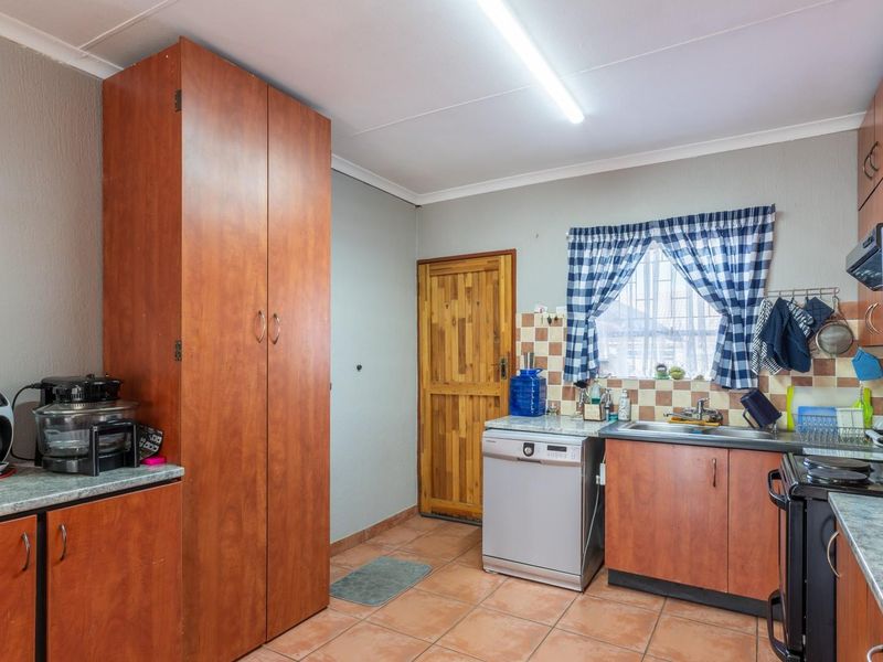 Entertainer’s Delight in Sought-After Welgelegen - Photo 5