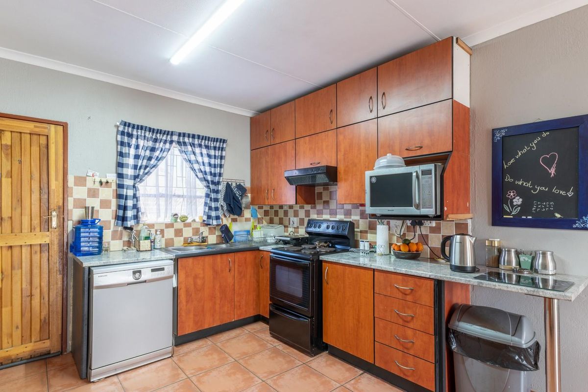 Entertainer’s Delight in Sought-After Welgelegen - Photo 4