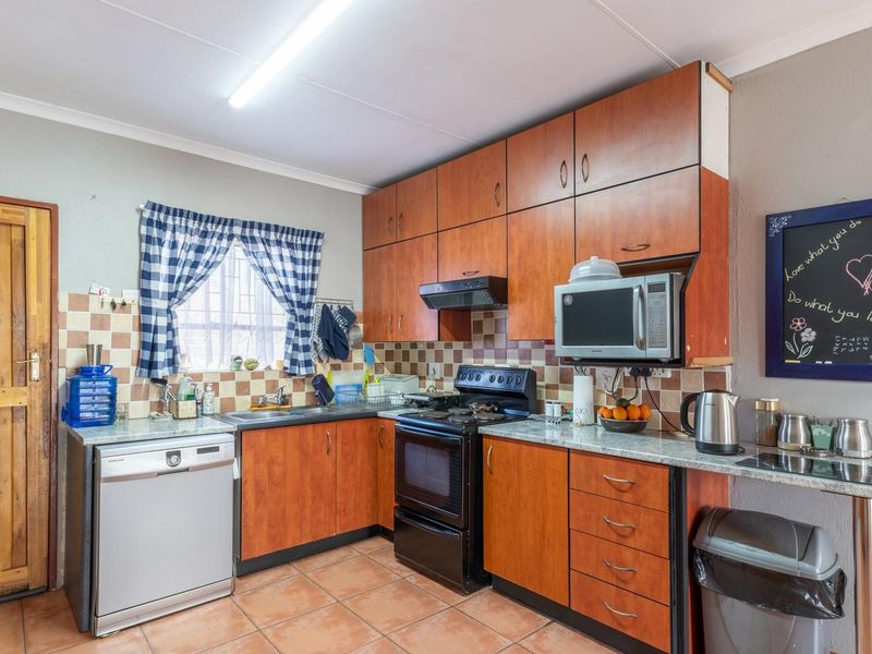 Entertainer’s Delight in Sought-After Welgelegen - Photo 4