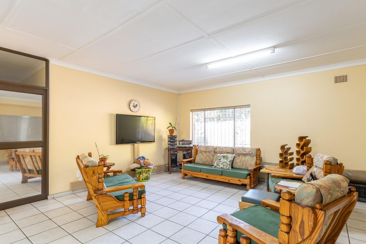 Prime Location with Business Potential - Photo 4