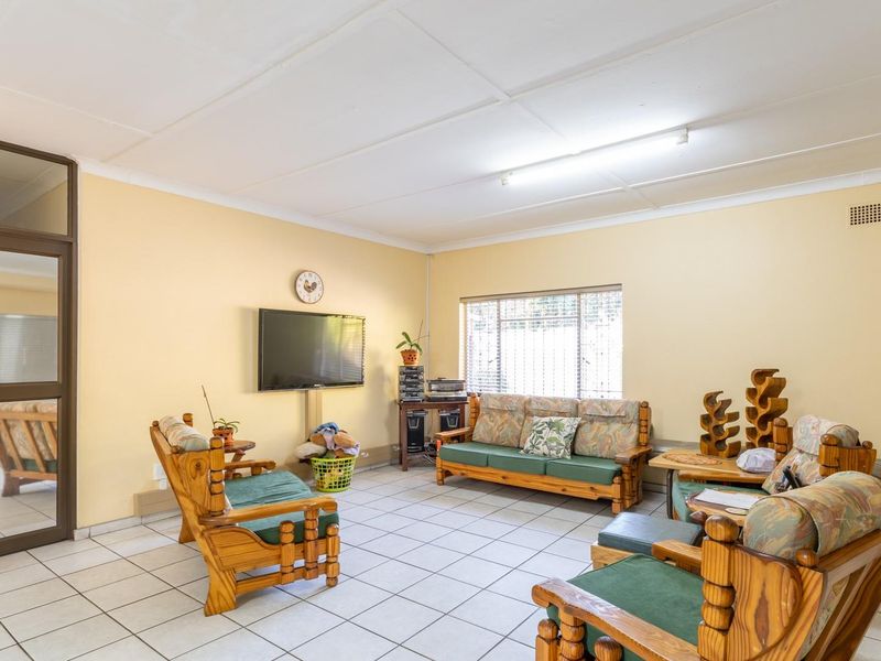 Prime Location with Business Potential - Photo 4