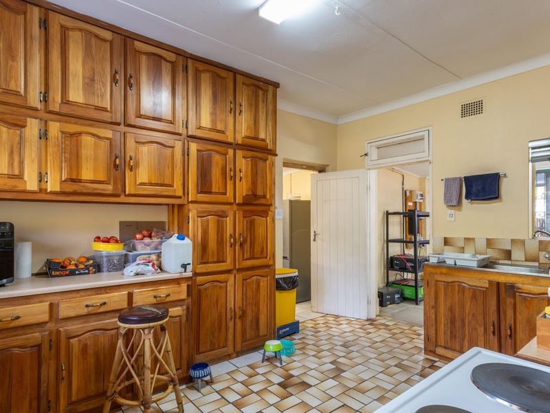 Prime Location with Business Potential - Photo 9