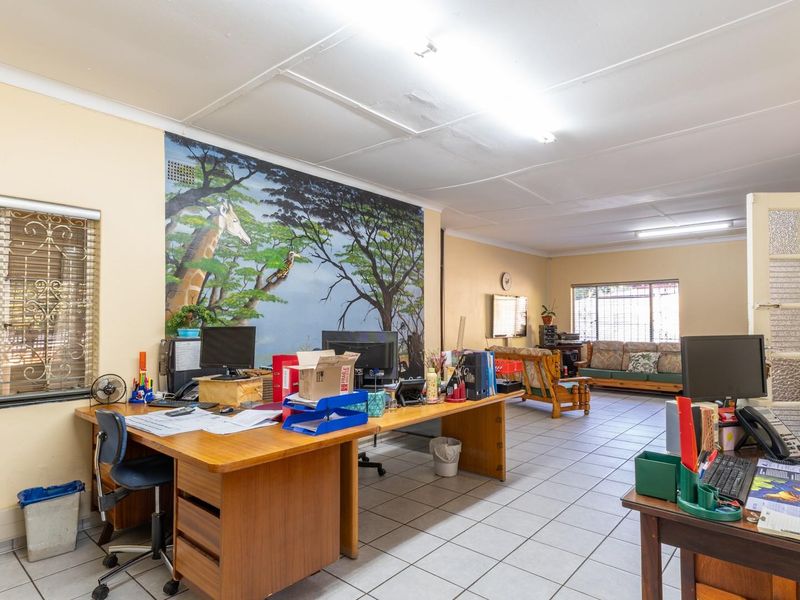 Prime Location with Business Potential - Photo 7