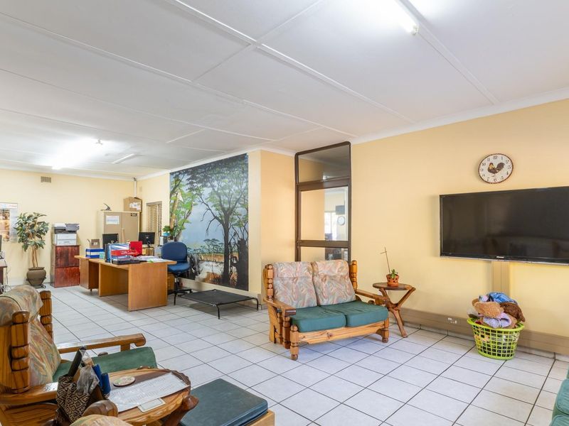 Prime Location with Business Potential - Photo 6