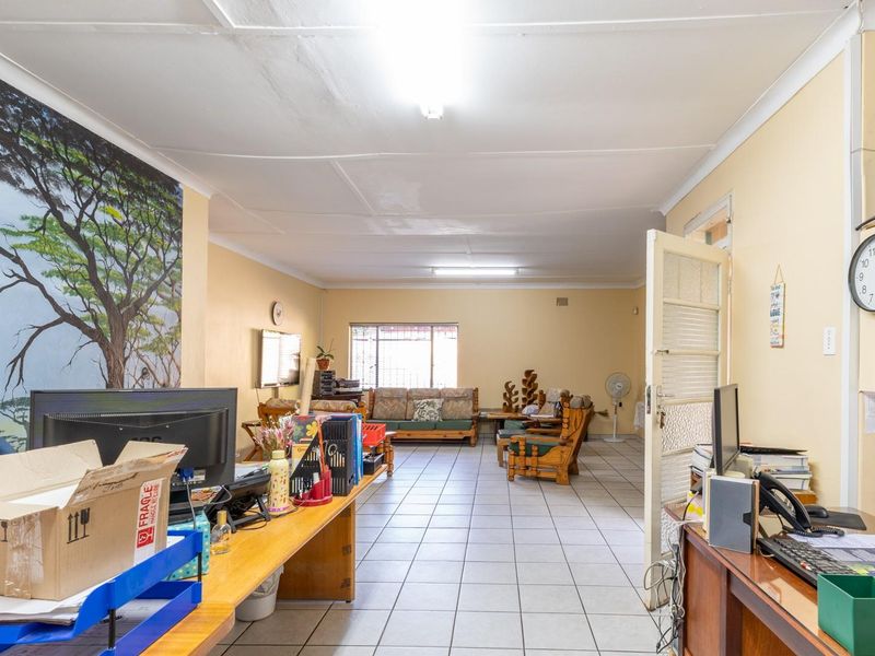 Prime Location with Business Potential - Photo 8