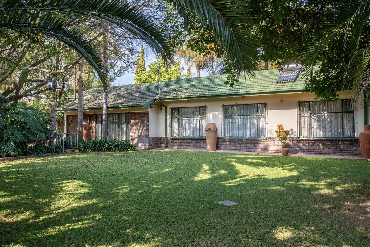 Spacious Family Retreat with Exceptional Outdoor Living - Photo 2
