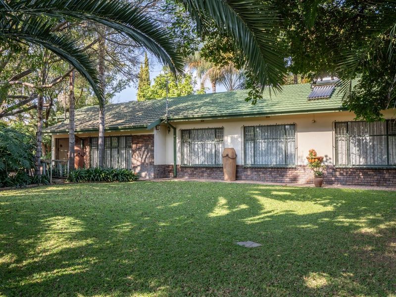 Spacious Family Retreat with Exceptional Outdoor Living - Photo 2