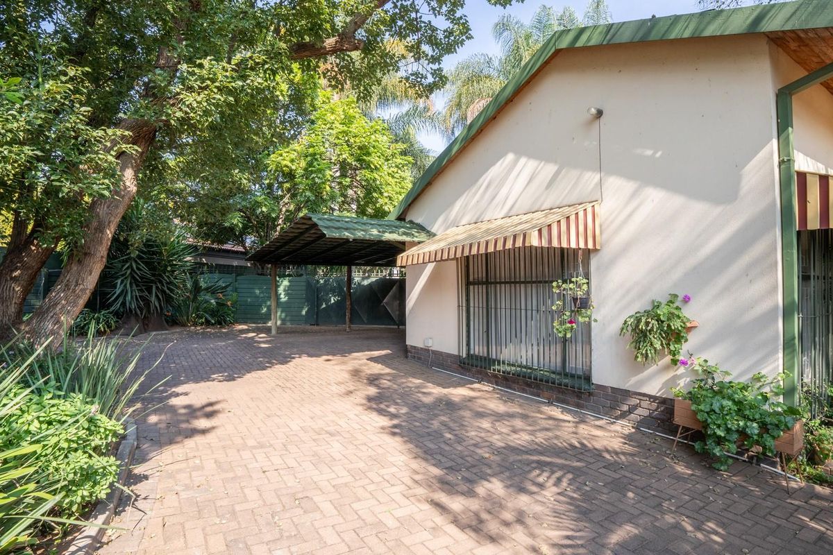 Spacious Family Retreat with Exceptional Outdoor Living - Photo 4