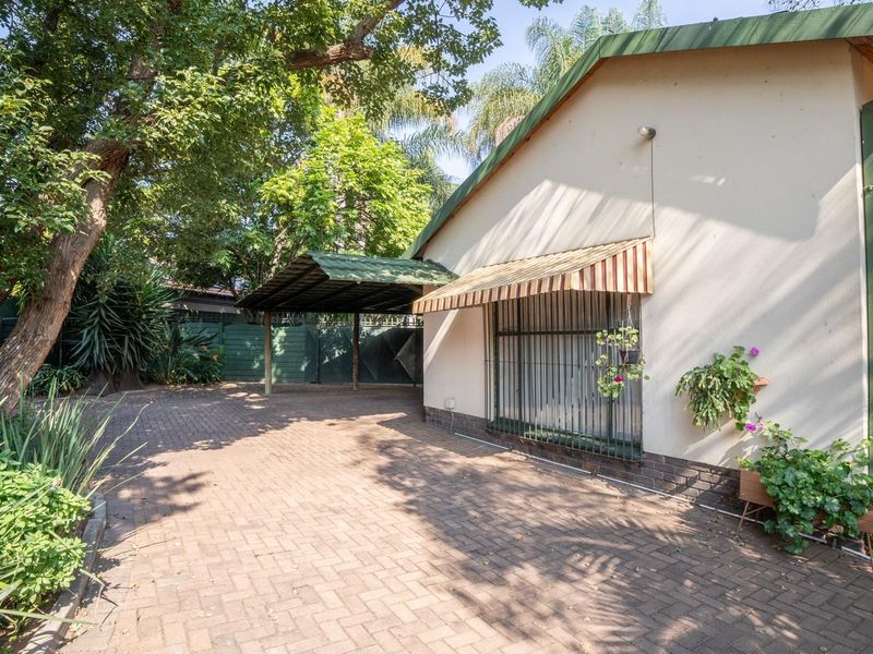 Spacious Family Retreat with Exceptional Outdoor Living - Photo 4