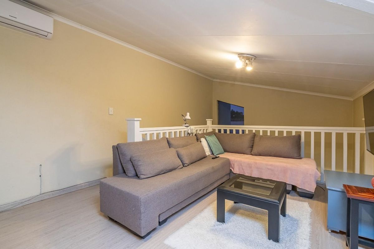 Stunning Top-Floor Sanctuary in the Heart of Morningside - Photo 5