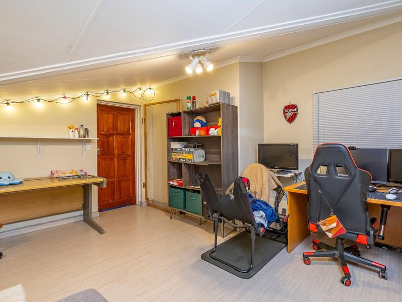 Stunning Top-Floor Sanctuary in the Heart of Morningside - Photo 7