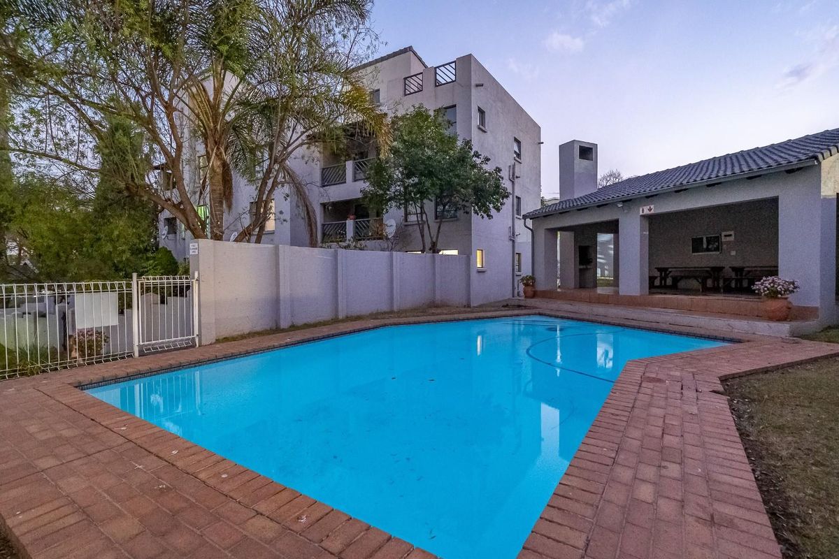 Stunning Top-Floor Sanctuary in the Heart of Morningside - Photo 2
