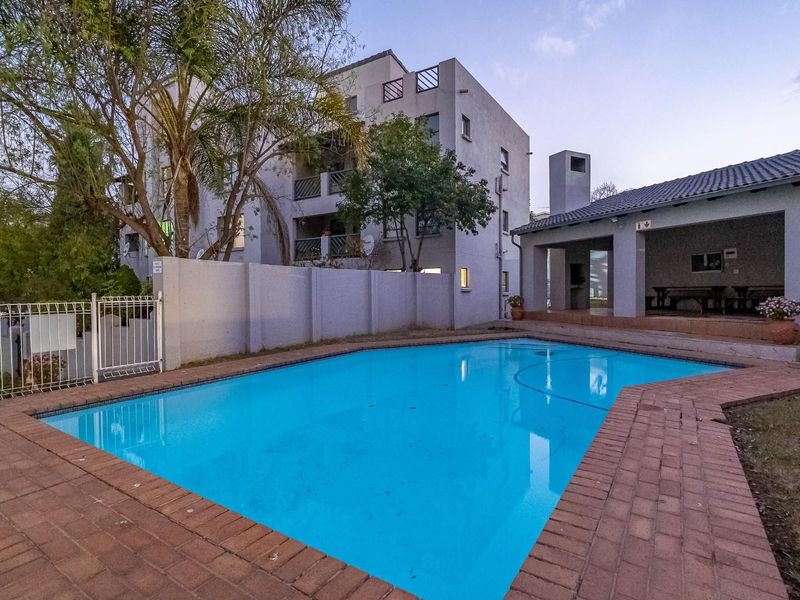 Stunning Top-Floor Sanctuary in the Heart of Morningside - Photo 2