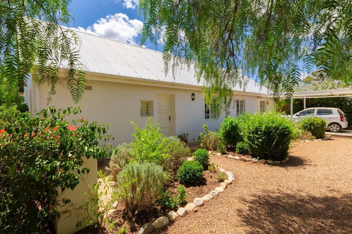 A Charming Garden Retreat in McGregor - Photo 3