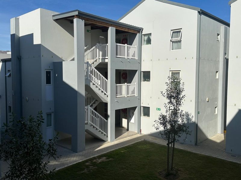 Three bedroom apartment up for grabs - Photo 2