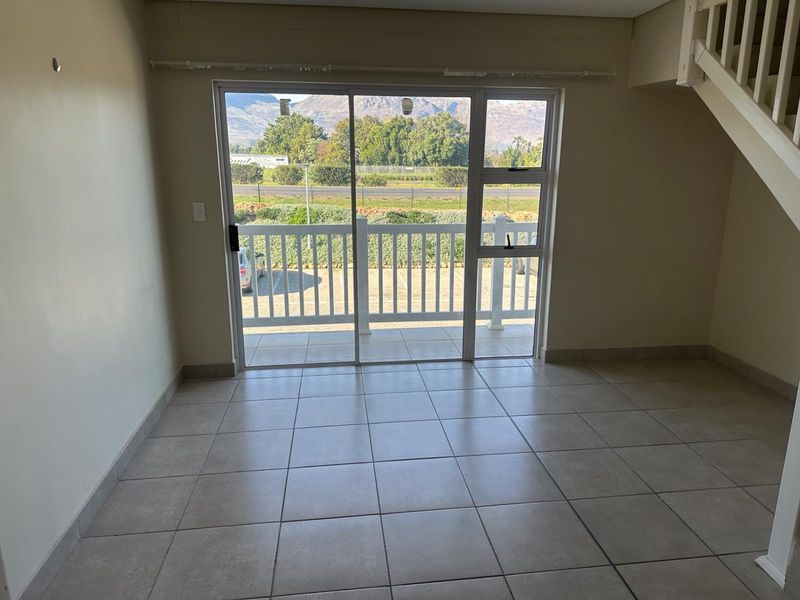 Three bedroom apartment up for grabs - Photo 3