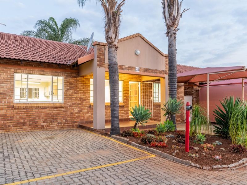 Easy Lock-Up-and-Go Living in the Heart of Bendor - Photo 1