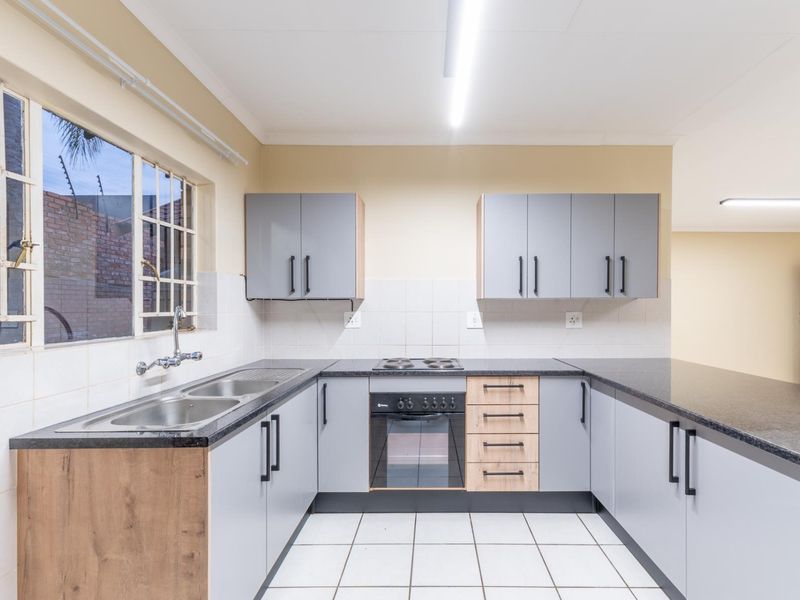 Easy Lock-Up-and-Go Living in the Heart of Bendor - Photo 8