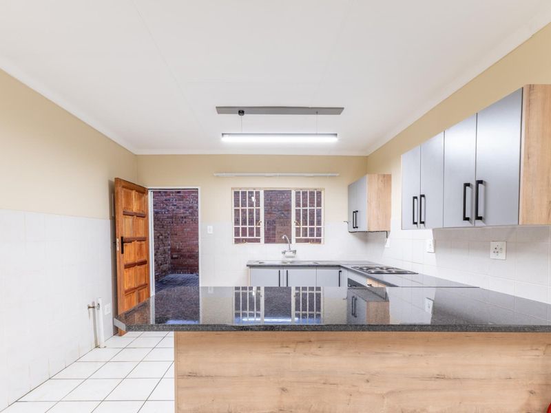 Easy Lock-Up-and-Go Living in the Heart of Bendor - Photo 7
