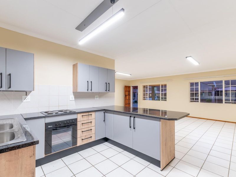Easy Lock-Up-and-Go Living in the Heart of Bendor - Photo 9