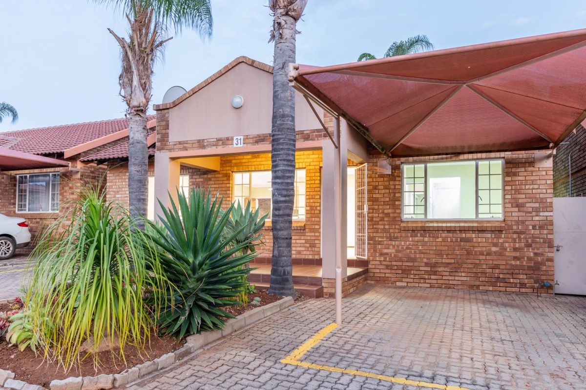 Easy Lock-Up-and-Go Living in the Heart of Bendor - Photo 3