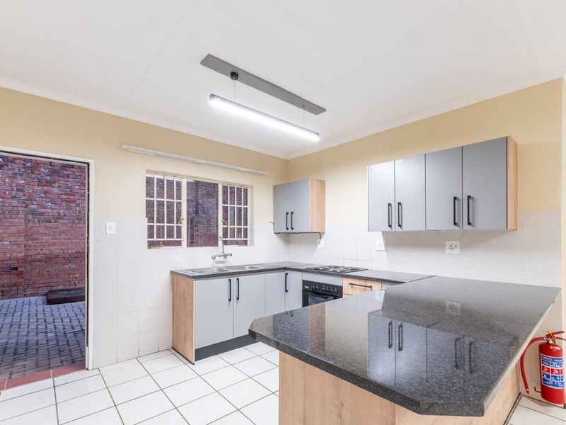 Easy Lock-Up-and-Go Living in the Heart of Bendor - Photo 6