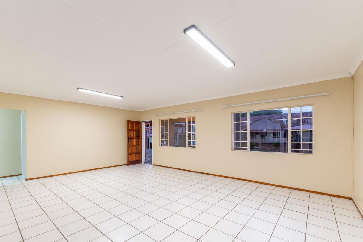 Easy Lock-Up-and-Go Living in the Heart of Bendor - Photo 4
