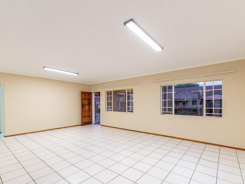 Easy Lock-Up-and-Go Living in the Heart of Bendor - Photo 4