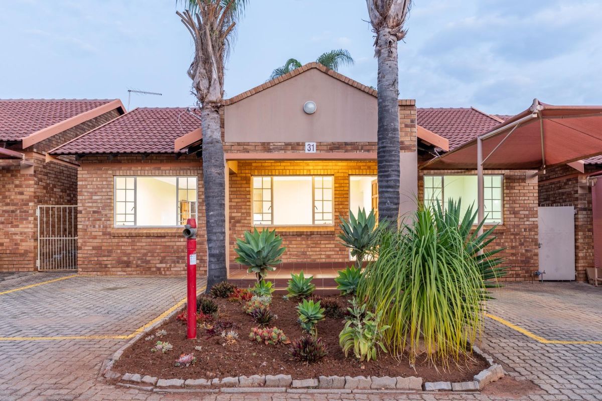 Easy Lock-Up-and-Go Living in the Heart of Bendor - Photo 2