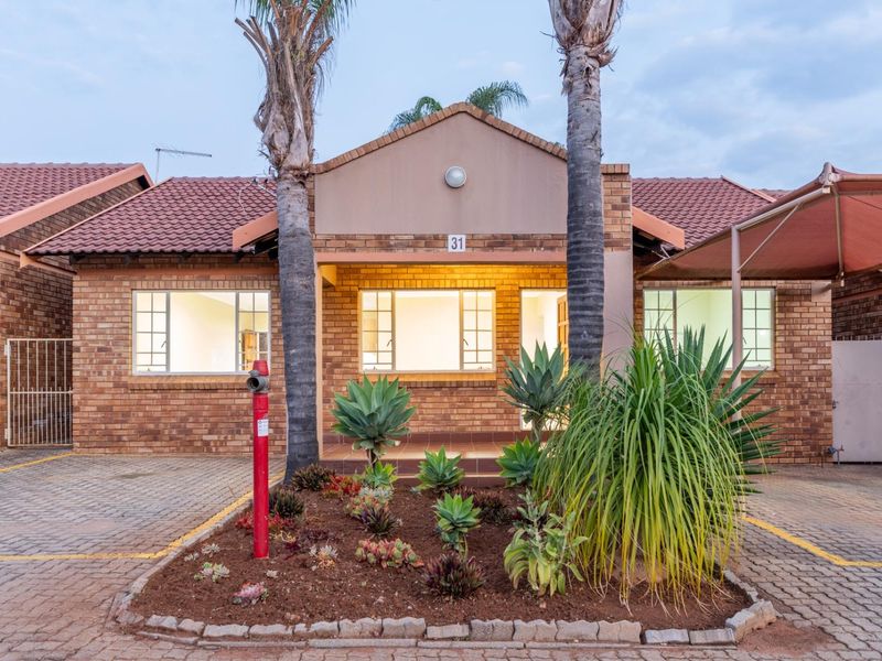 Easy Lock-Up-and-Go Living in the Heart of Bendor - Photo 2