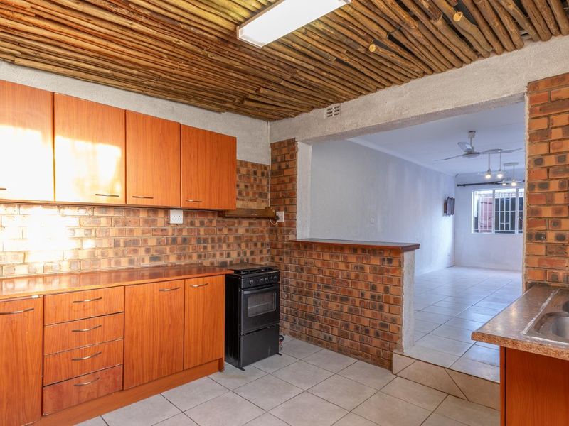 Charming 2-Bedroom Townhouse for Sale in Mopani Park, Bendor - Photo 8