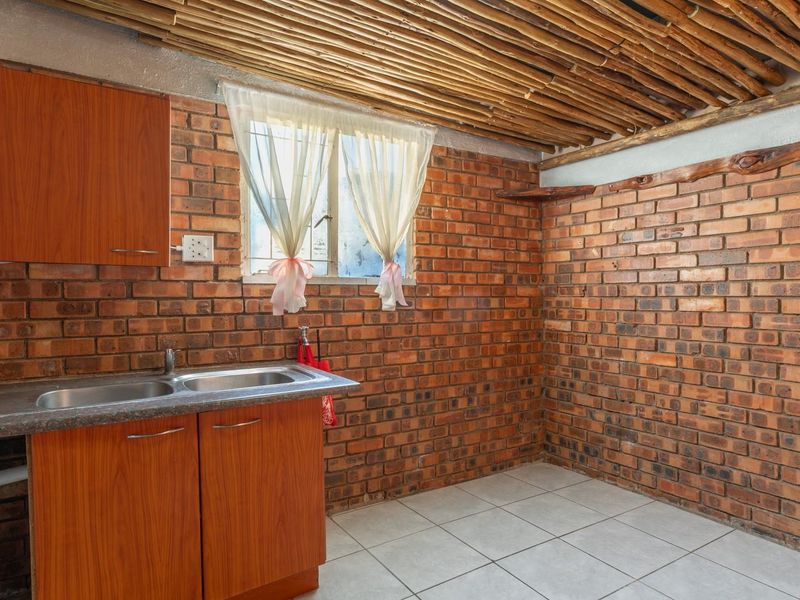 Charming 2-Bedroom Townhouse for Sale in Mopani Park, Bendor - Photo 7