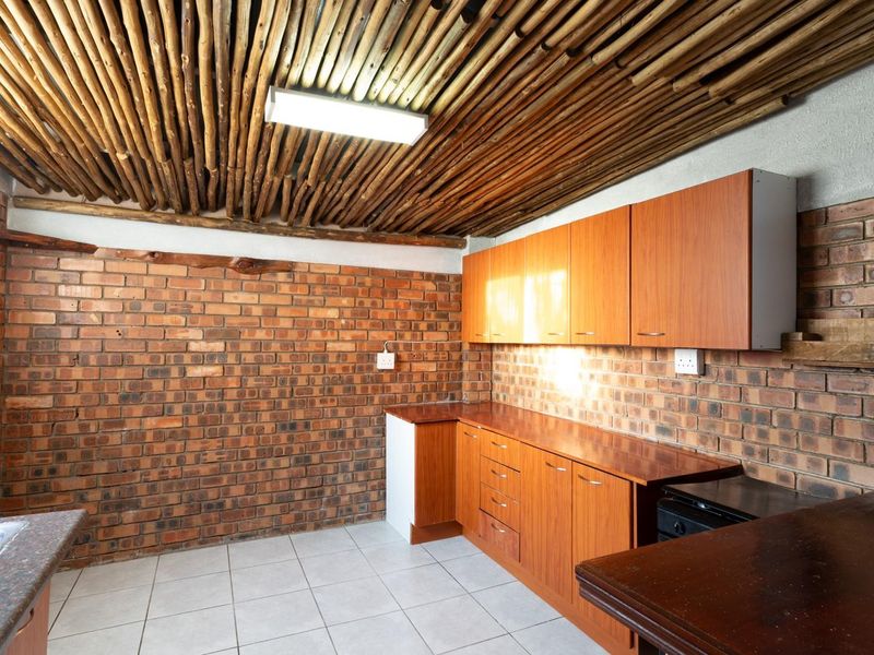 Charming 2-Bedroom Townhouse for Sale in Mopani Park, Bendor - Photo 6