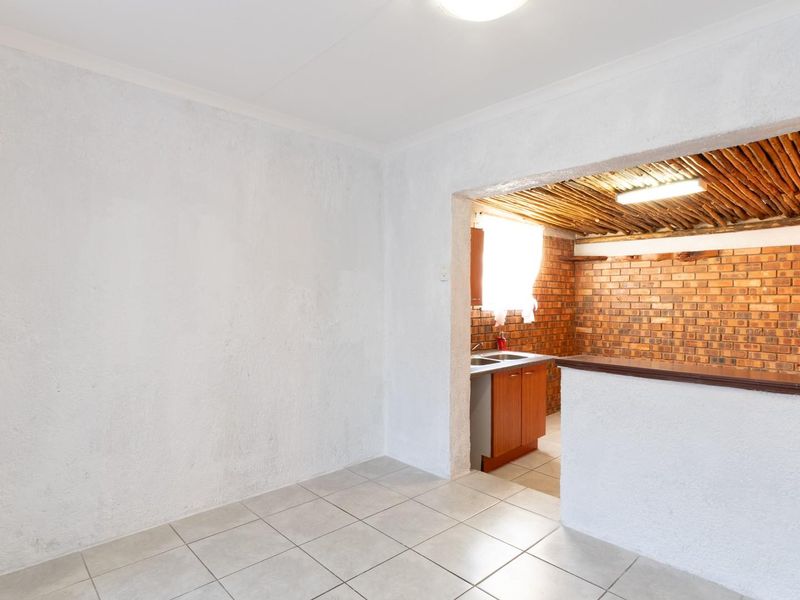 Charming 2-Bedroom Townhouse for Sale in Mopani Park, Bendor - Photo 4