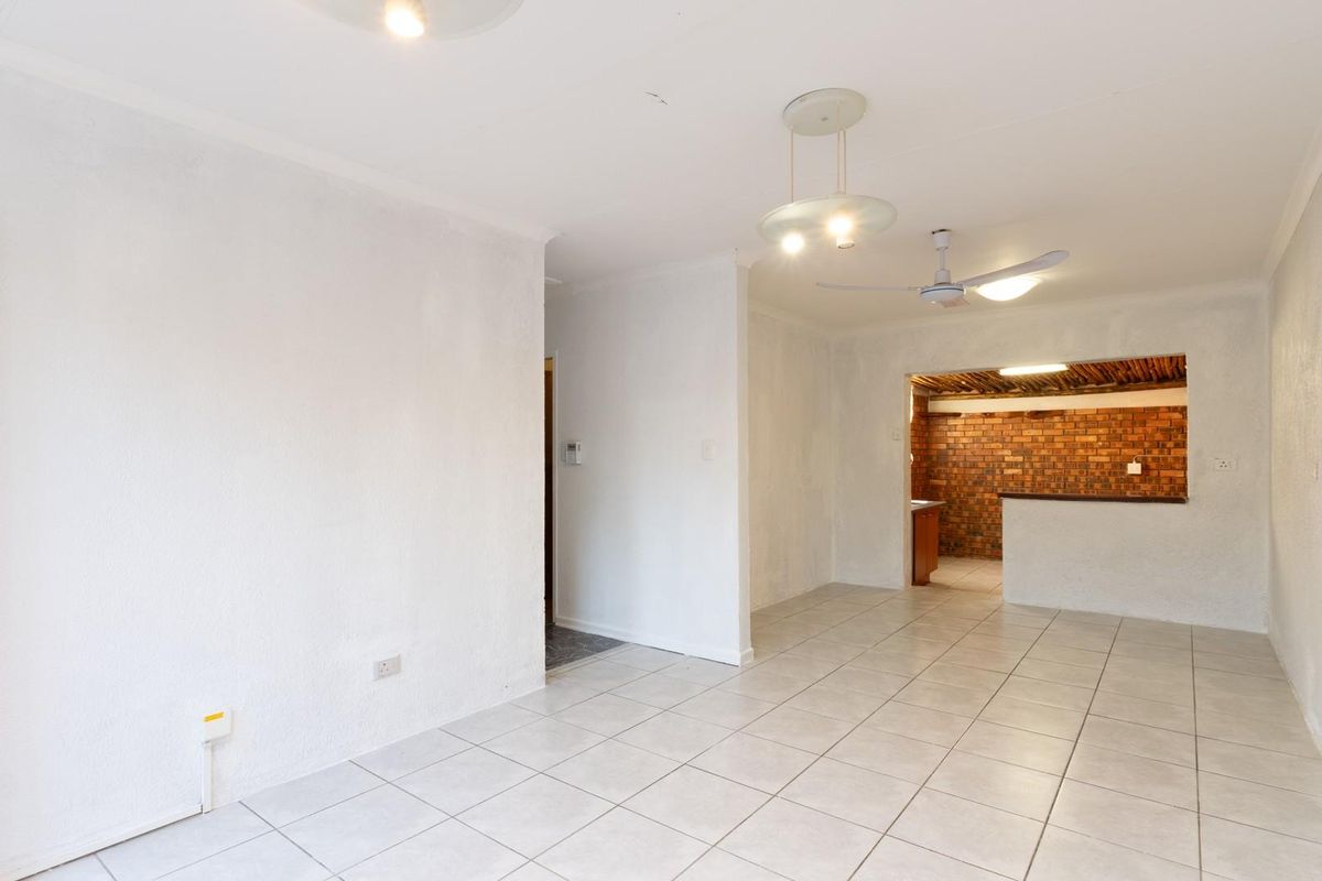 Charming 2-Bedroom Townhouse for Sale in Mopani Park, Bendor - Photo 2