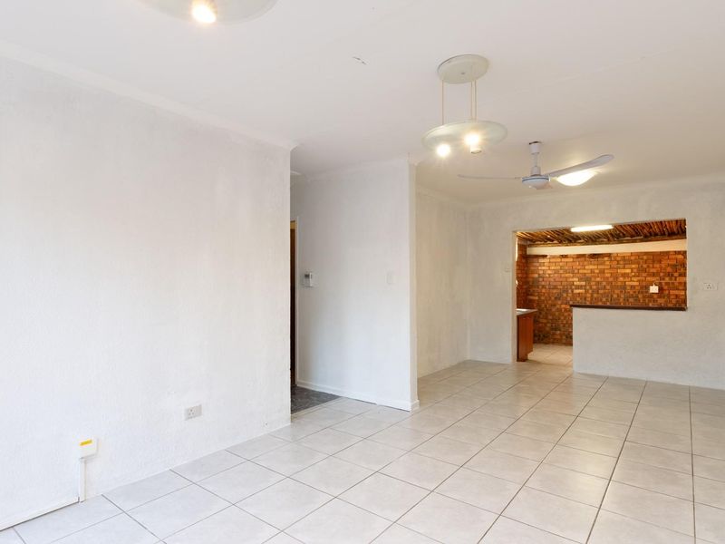 Charming 2-Bedroom Townhouse for Sale in Mopani Park, Bendor - Photo 2